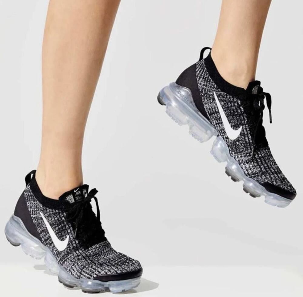 Nike Air Vapormax Flyknit Black White Athletic Sneakers Size 8.5